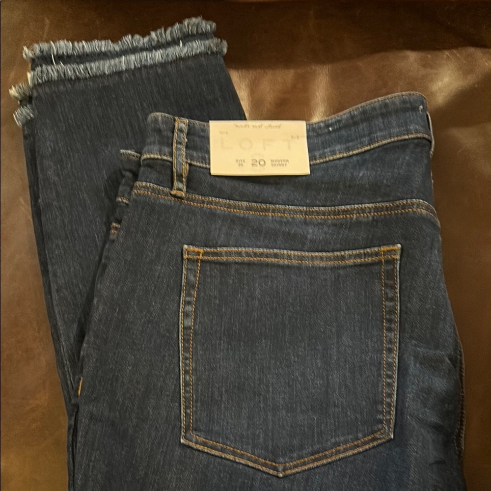 Dark Blue Denim Jeans with Frayed Hem Modern Skinny